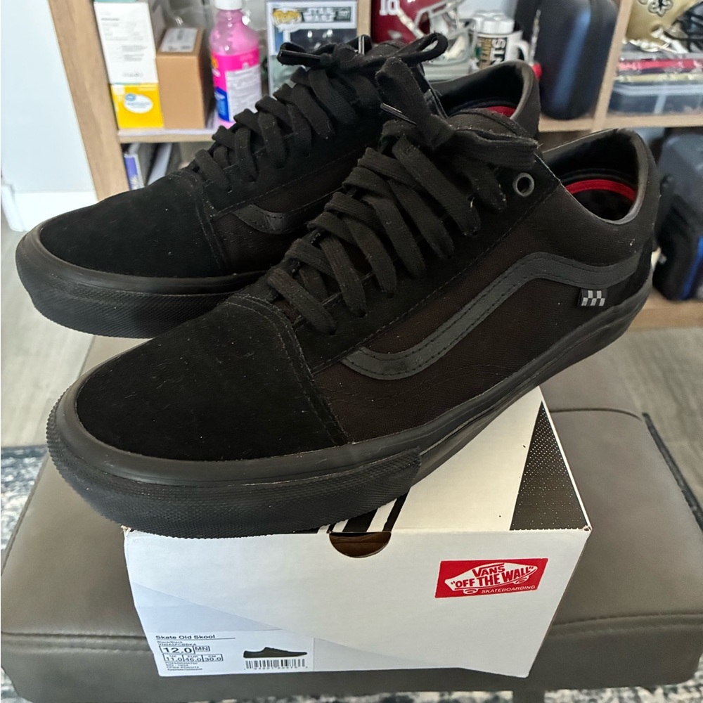 Vans Men's All-Black Sneakers M12